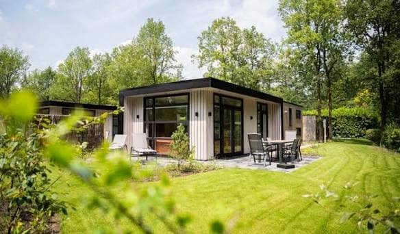 Moderne houten lodge in het bos